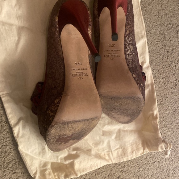 Stunning lace Valentino satin heels - Picture 4 of 7